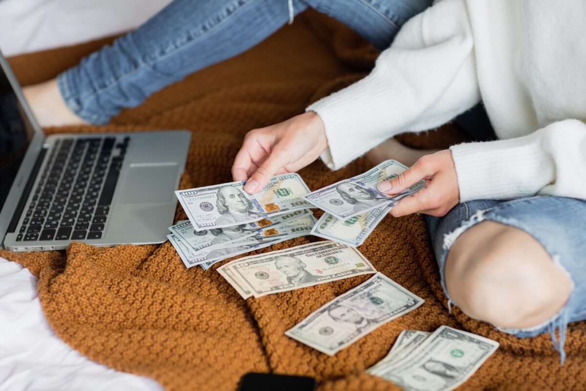Woman counting cash money for Christmas gifts check n go waukesha wi
