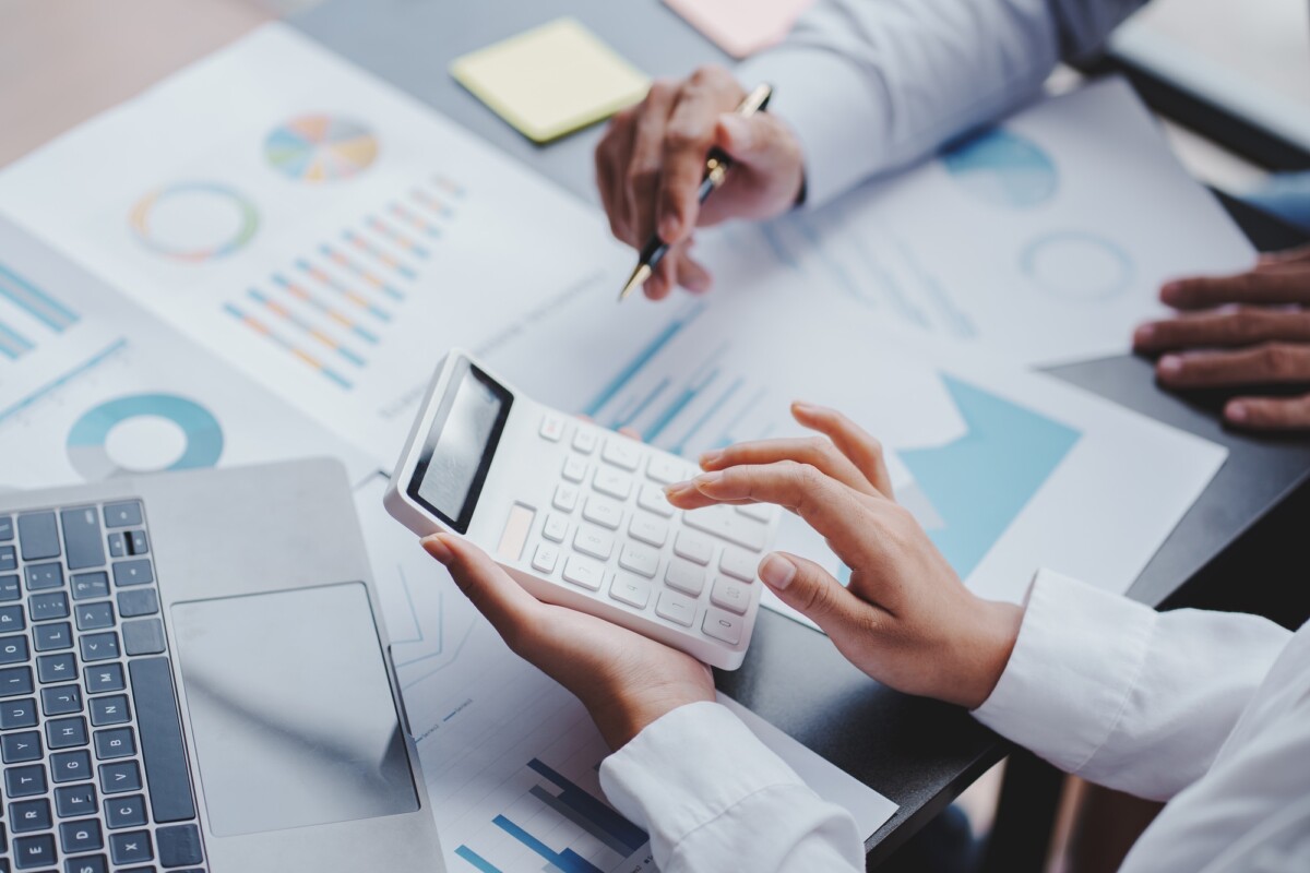 The financiers are calculating personal taxes for their customers. The financiers are calculating personal taxes for their customers.